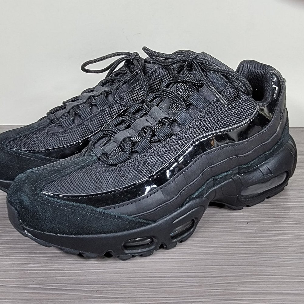 Nike Air Max 95 Sneaker. Black, Womens Size 8 / 39